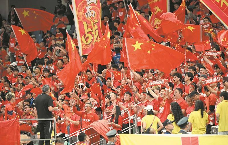 足球比赛中球员夺得最佳射手，赢得掌声