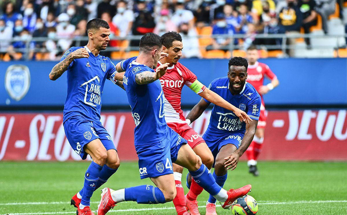 开云体育app-巴萨客场对阵比利亚雷亚尔，双方不敢轻敌