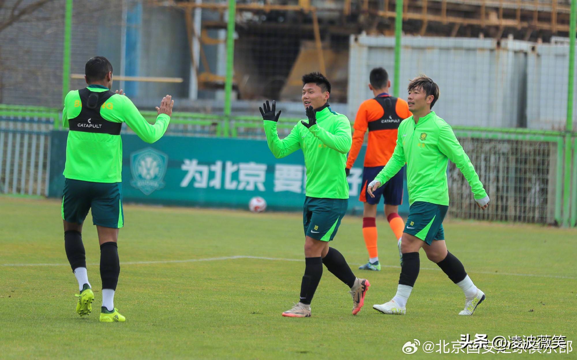 重庆斯威主场击败北京国安,豪取三分 重庆斯威主场击败北京国安,豪取三分