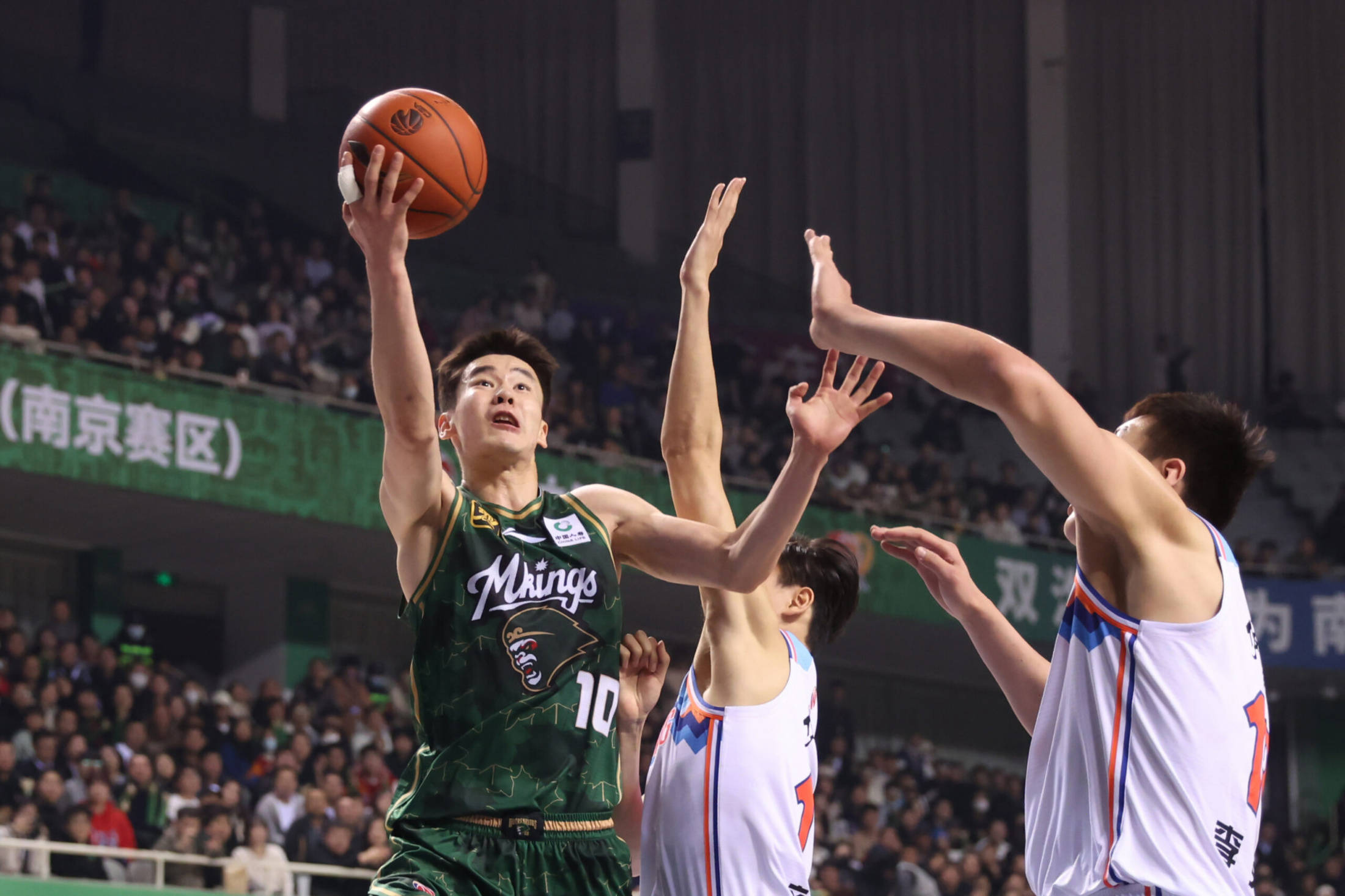 体育风云：辽宁男篮取得联赛胜利