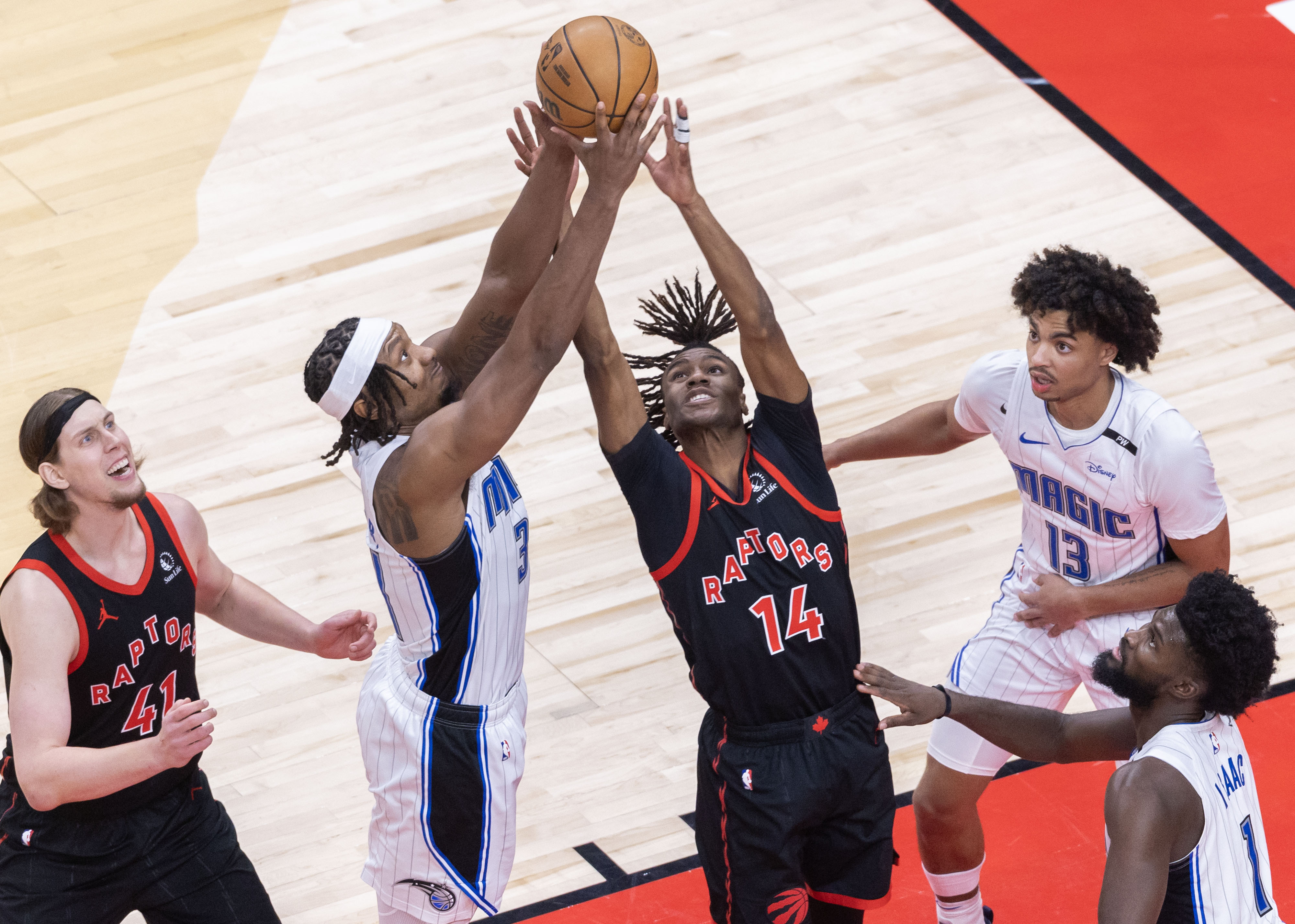 开云体育官网-猛龙队联手新教练备战季后赛，迎接挑战