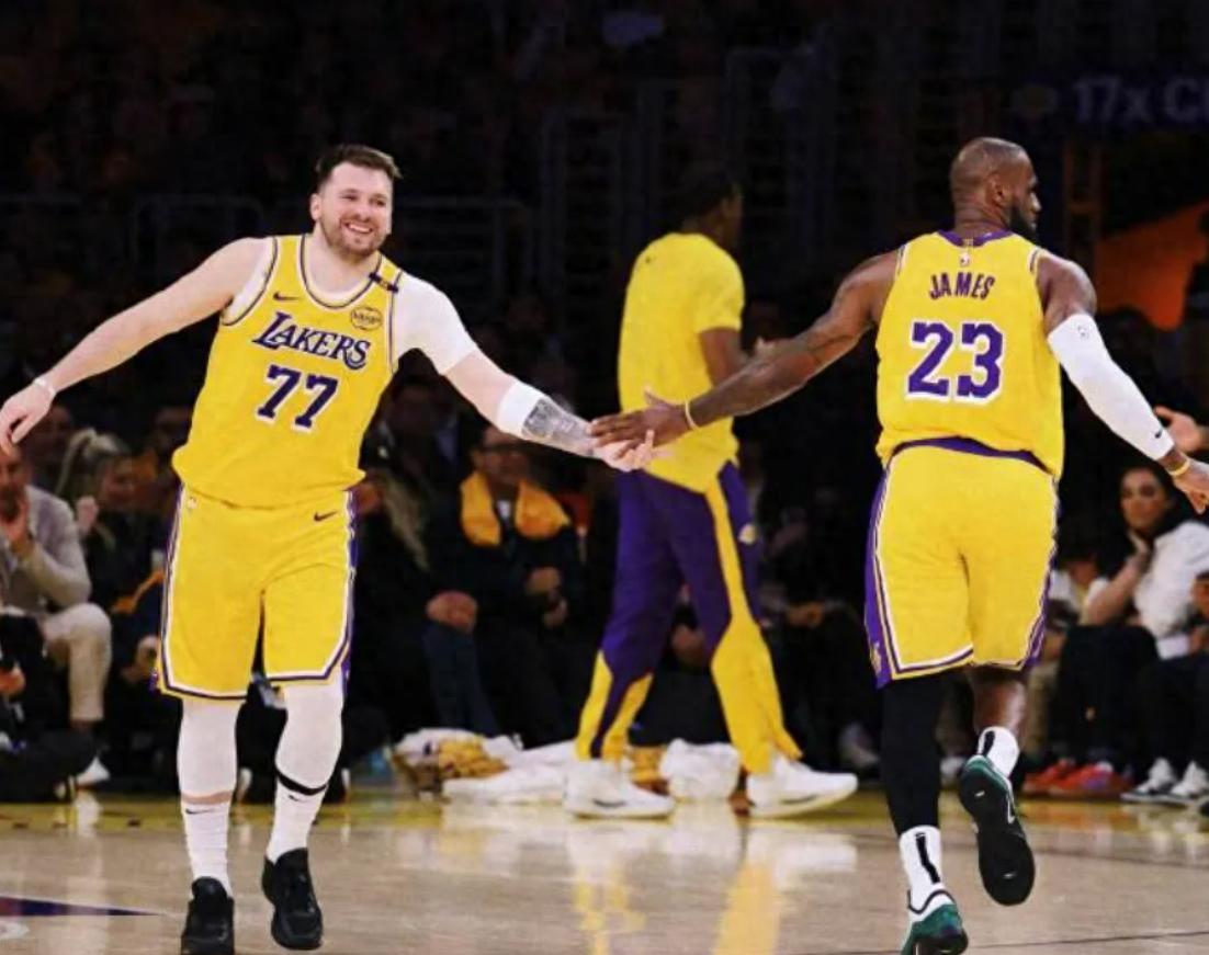 爵士队迎战湖人，客场挑战备战需谨慎应对