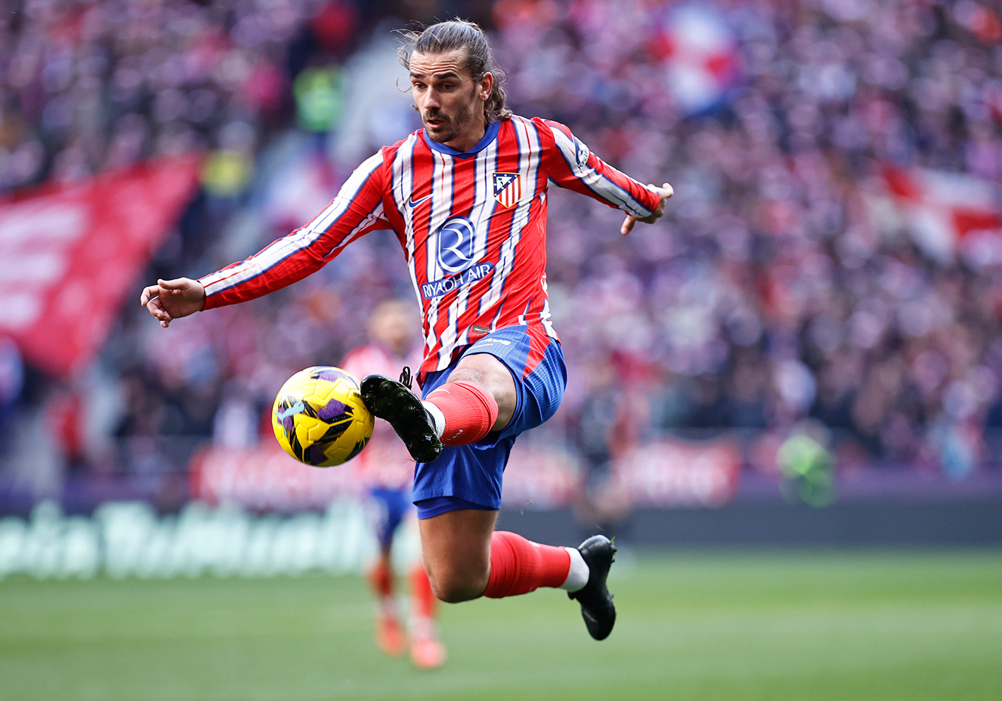 法国足球联赛中场激战，场上火药味十足的简单介绍