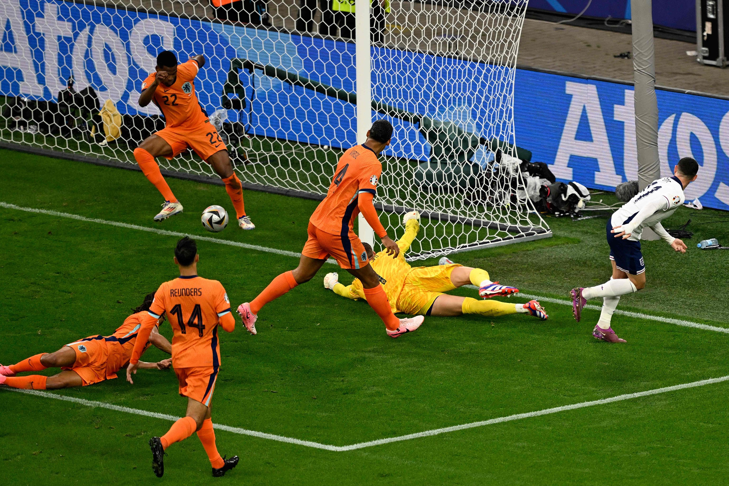 荷兰体育选手在足球比赛中获得胜利