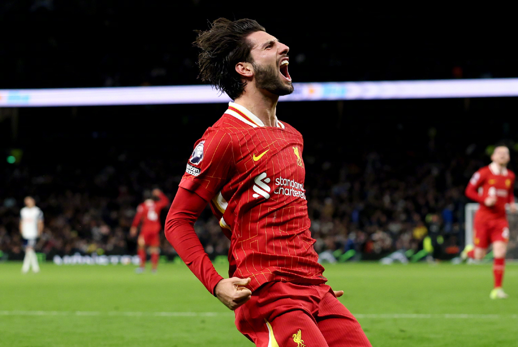 包含甘冈客场逼平，保持不败纪录的词条