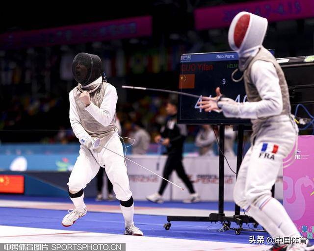 击剑比赛中法国选手防守强劲