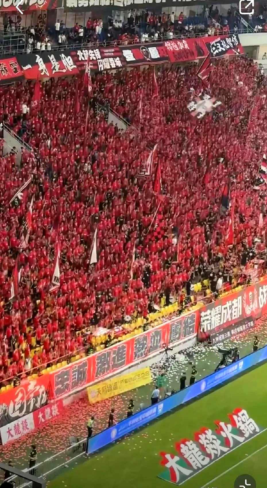 足球盛事吸引众多球迷尽情欢呼