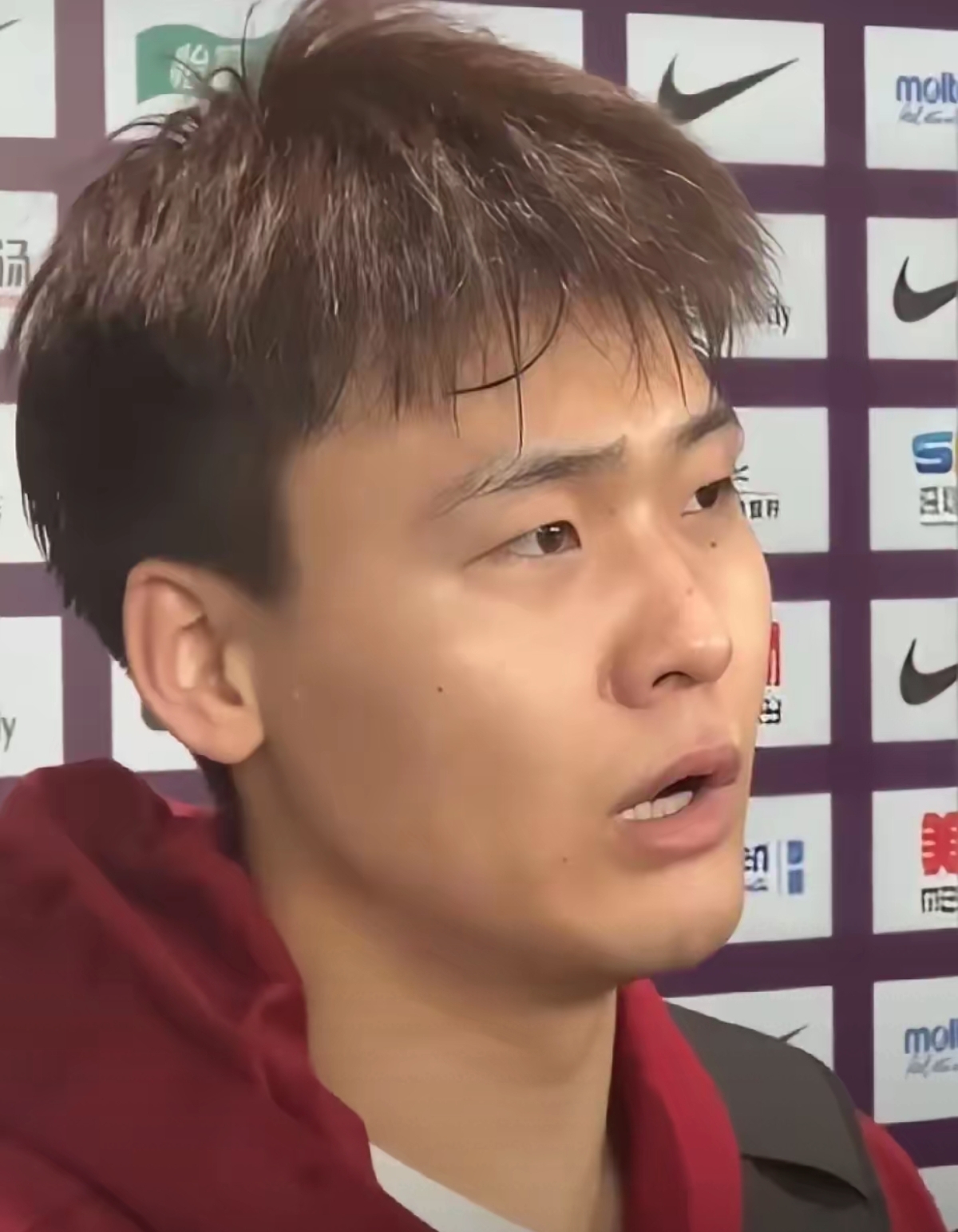 冲刺胜利，球员全力以赴争夺胜利的简单介绍