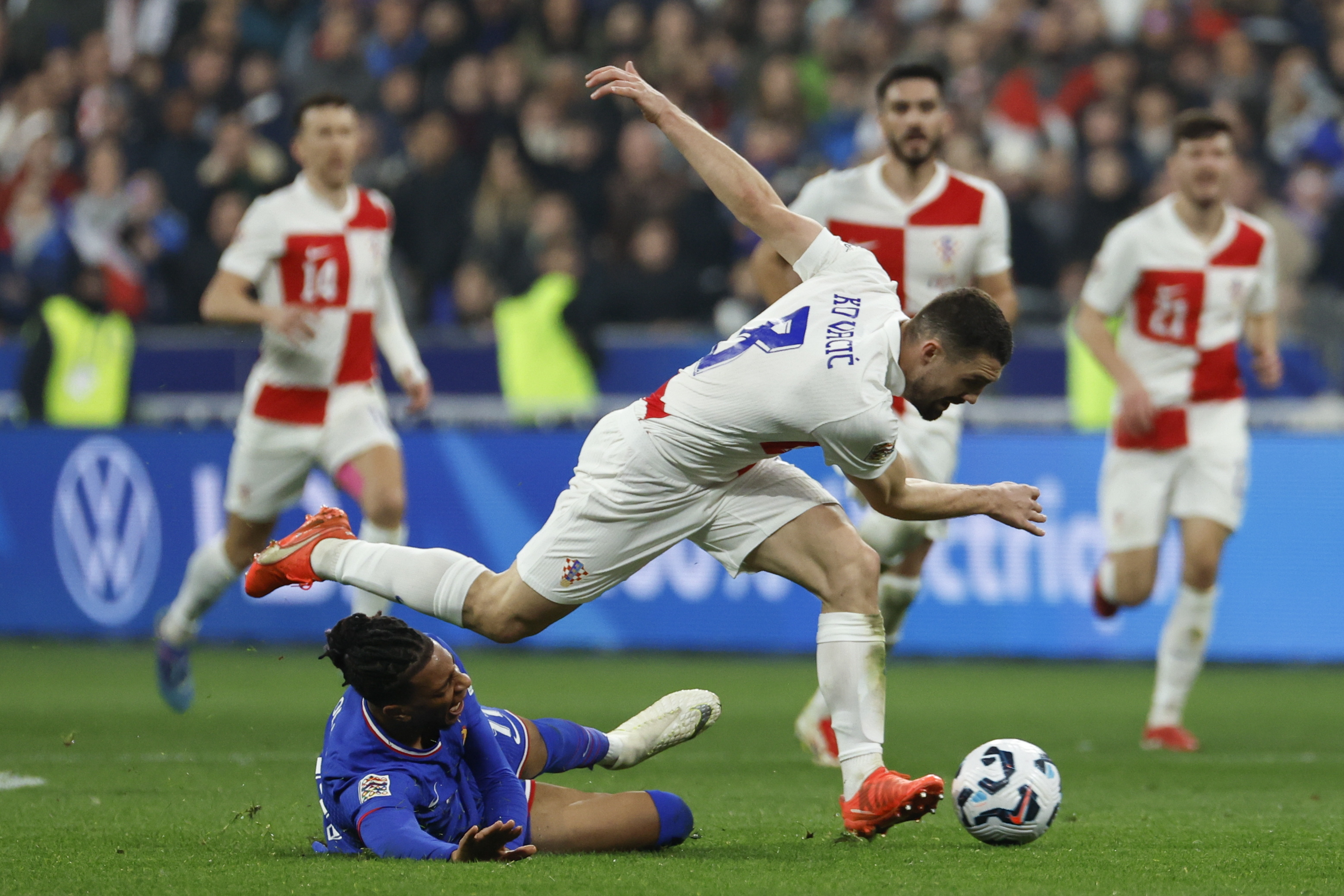 开云下载-欧洲女足选手展现实力，成功晋级半决赛