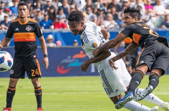 包含布鲁斯顿主场胜利，实现保级目标的词条