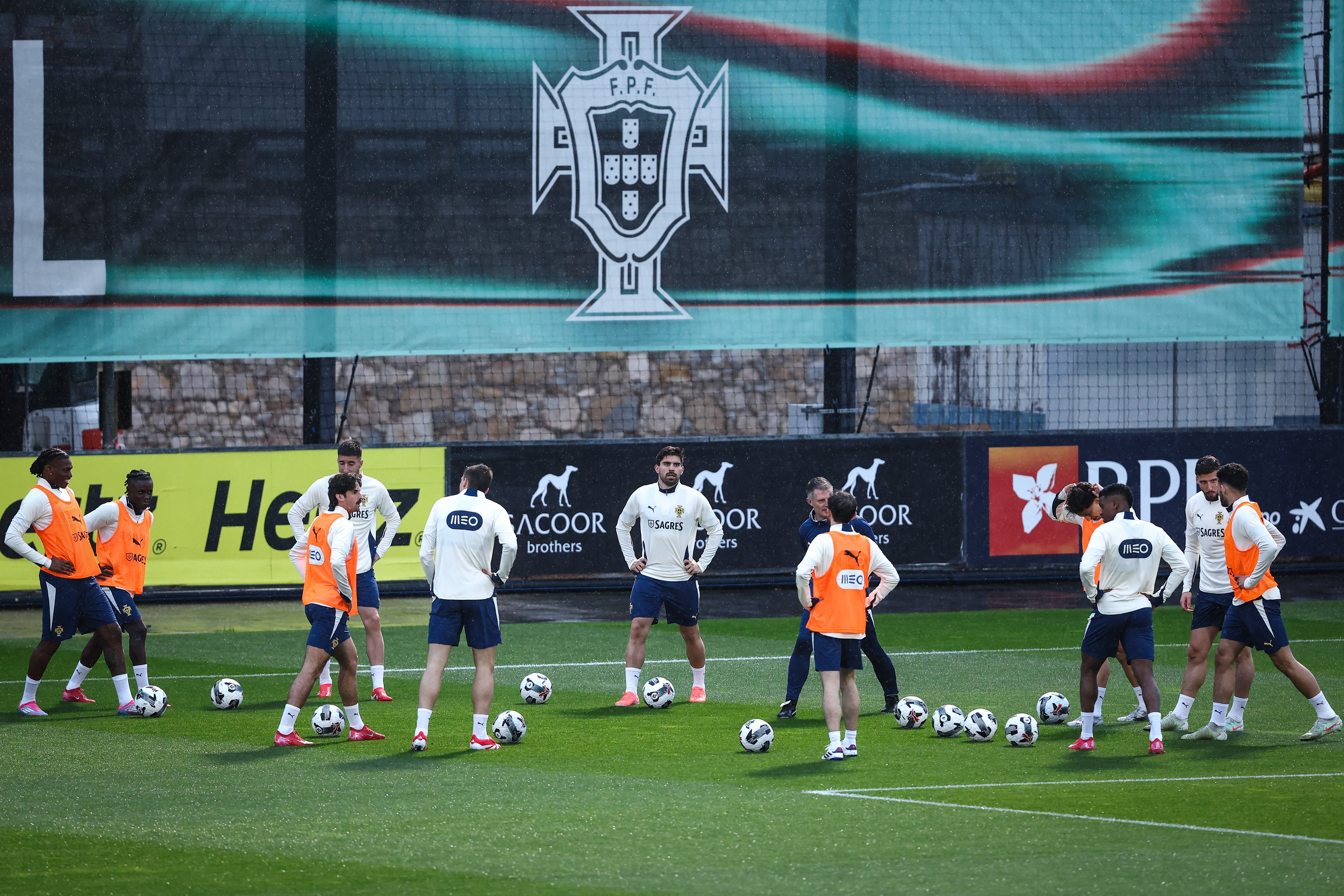 包含葡萄牙U青年队全队到位，备战洲际比赛的词条