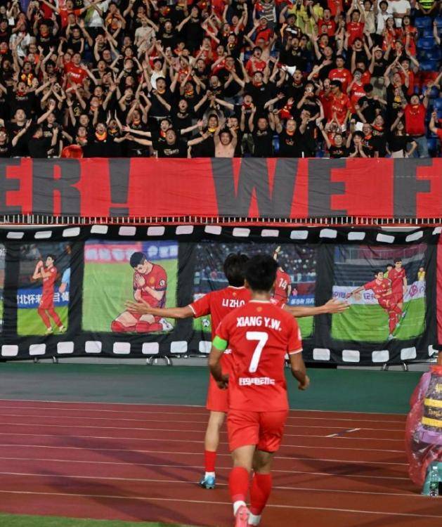 东亚杯决赛大战：女足球员斗志昂扬