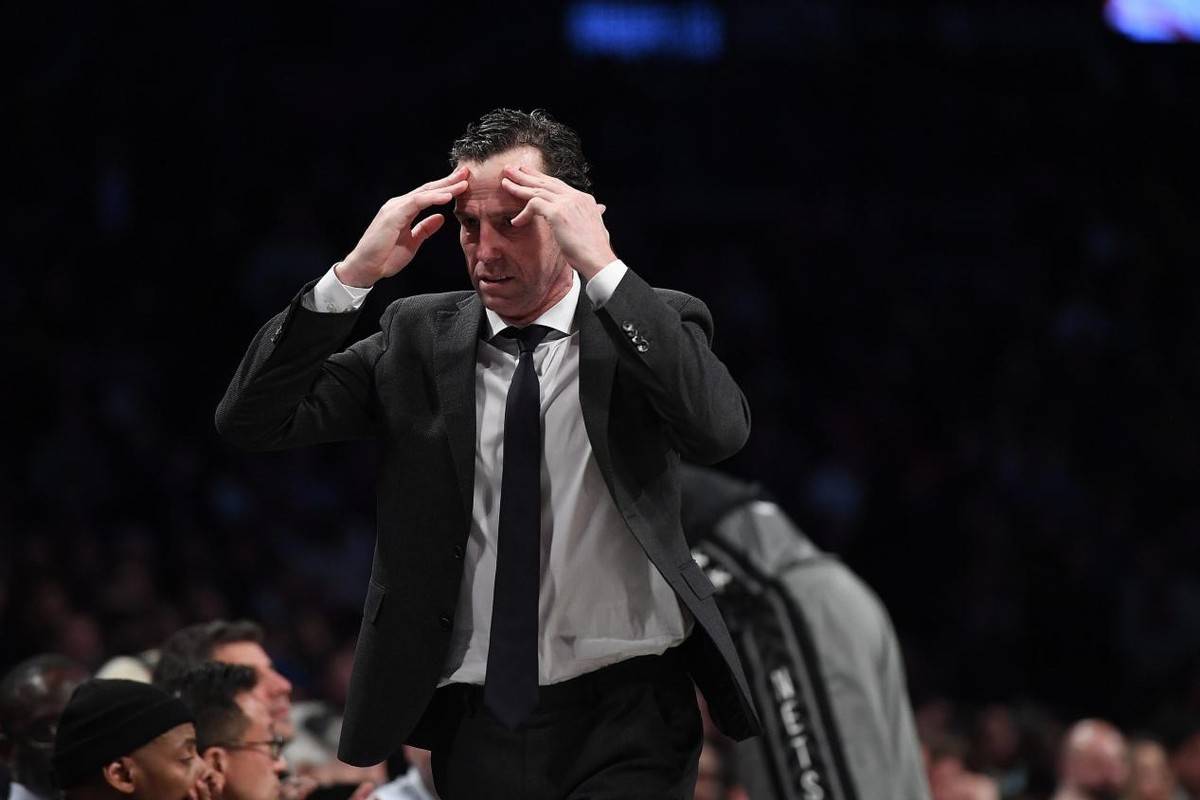 主教练身体不适，球队战斗无间的简单介绍