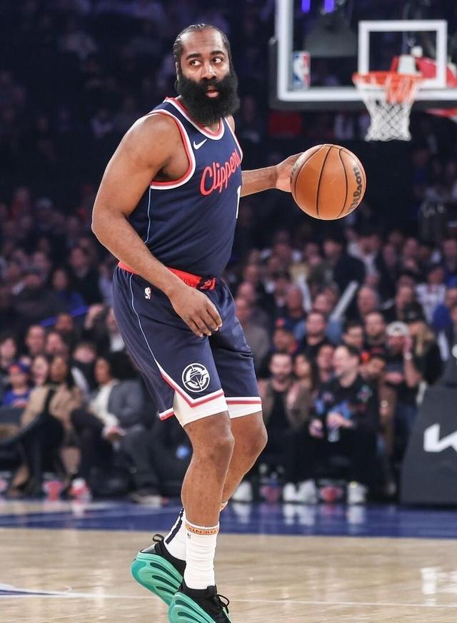 火箭客场取胜掘金，哈登射版绝杀赛果的简单介绍