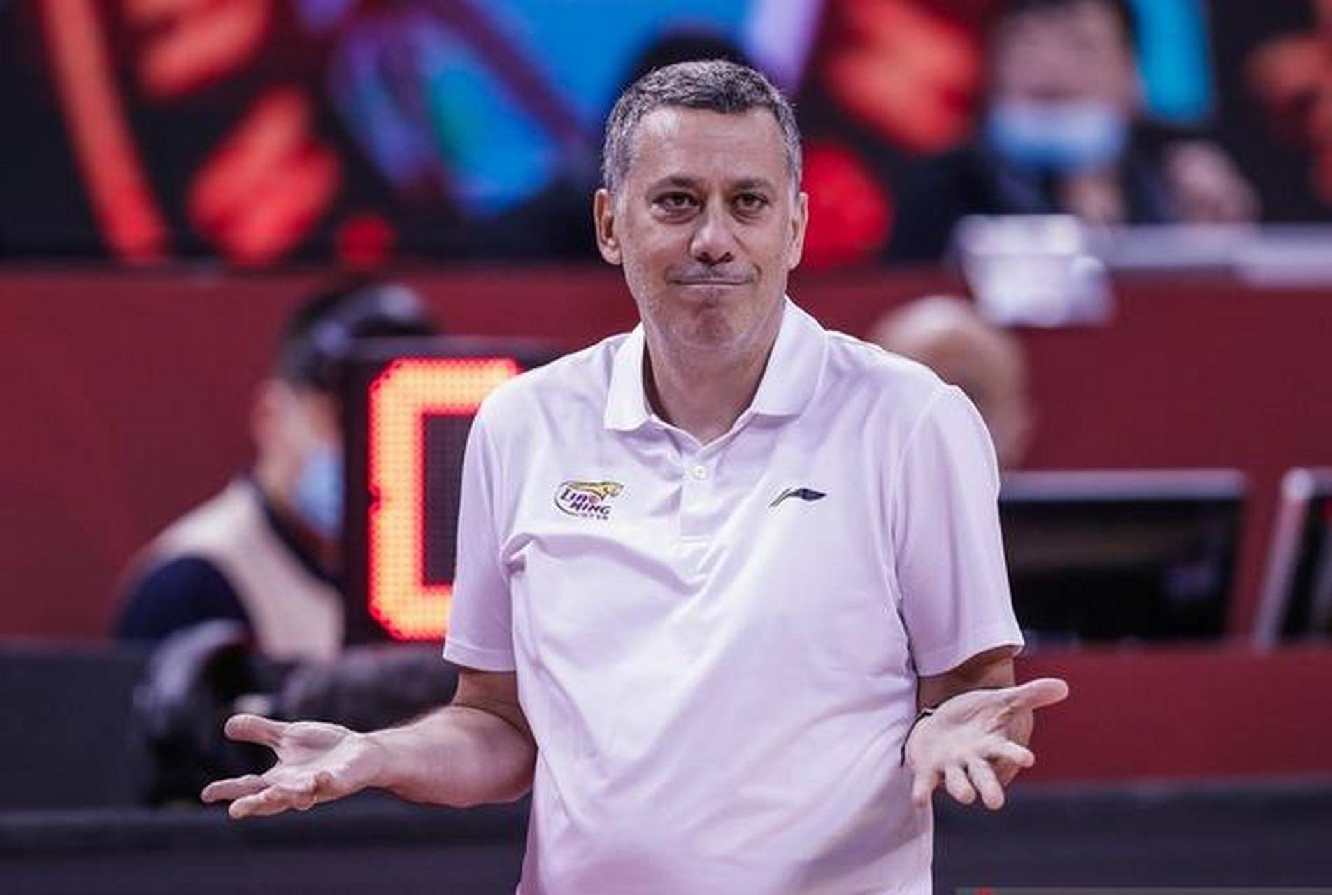 埃及队新教练向球员发表激励讲话