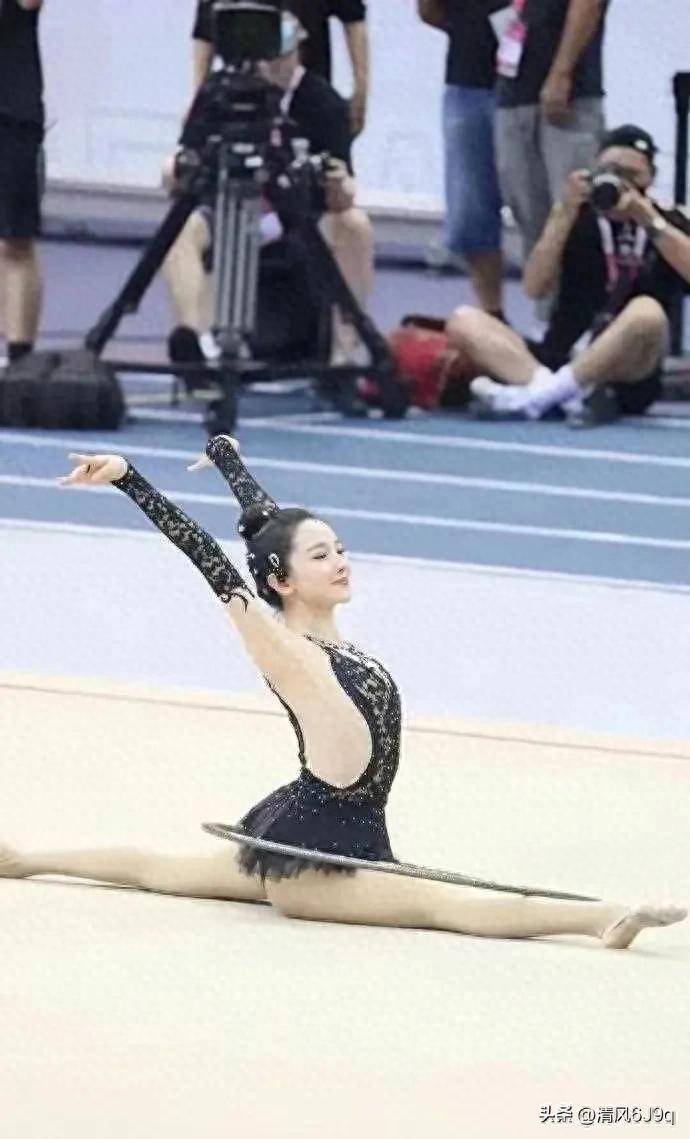 体操选手风采无限,表现令人赞叹 体操选手风采无限,表现令人赞叹