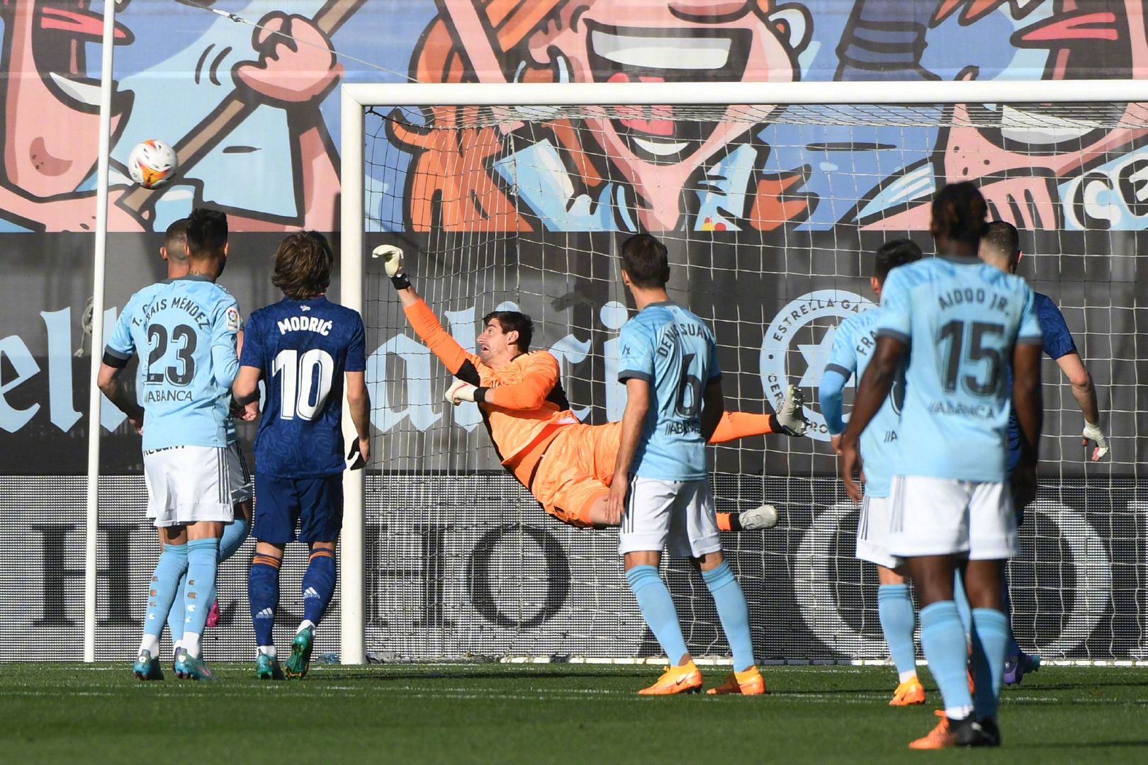 开云体育下载-皇家马德里再遭失利，争冠压力不减