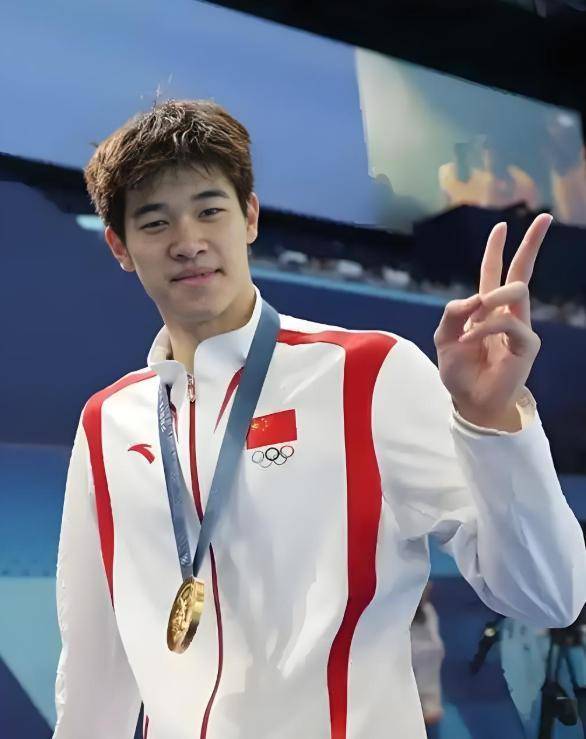 游泳比赛新闻：日本选手力克老将