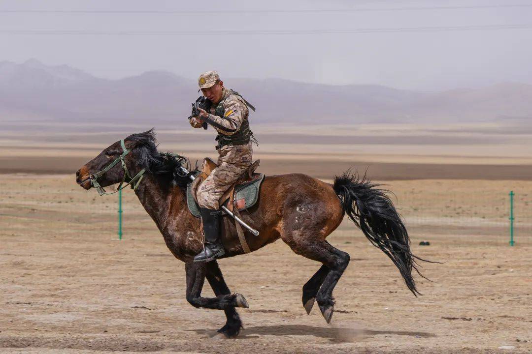 奥地利赛马运动员路德练兵备战马术赛事的简单介绍
