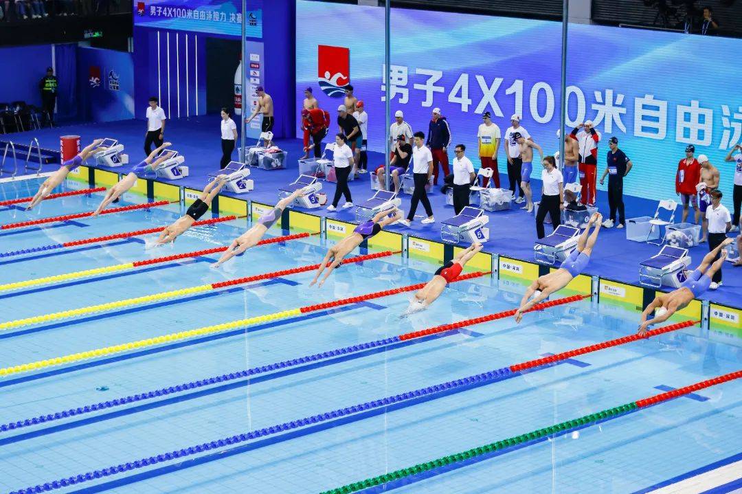 包含游泳健将“一跨入”奔向冠军，刷新世界记录的词条
