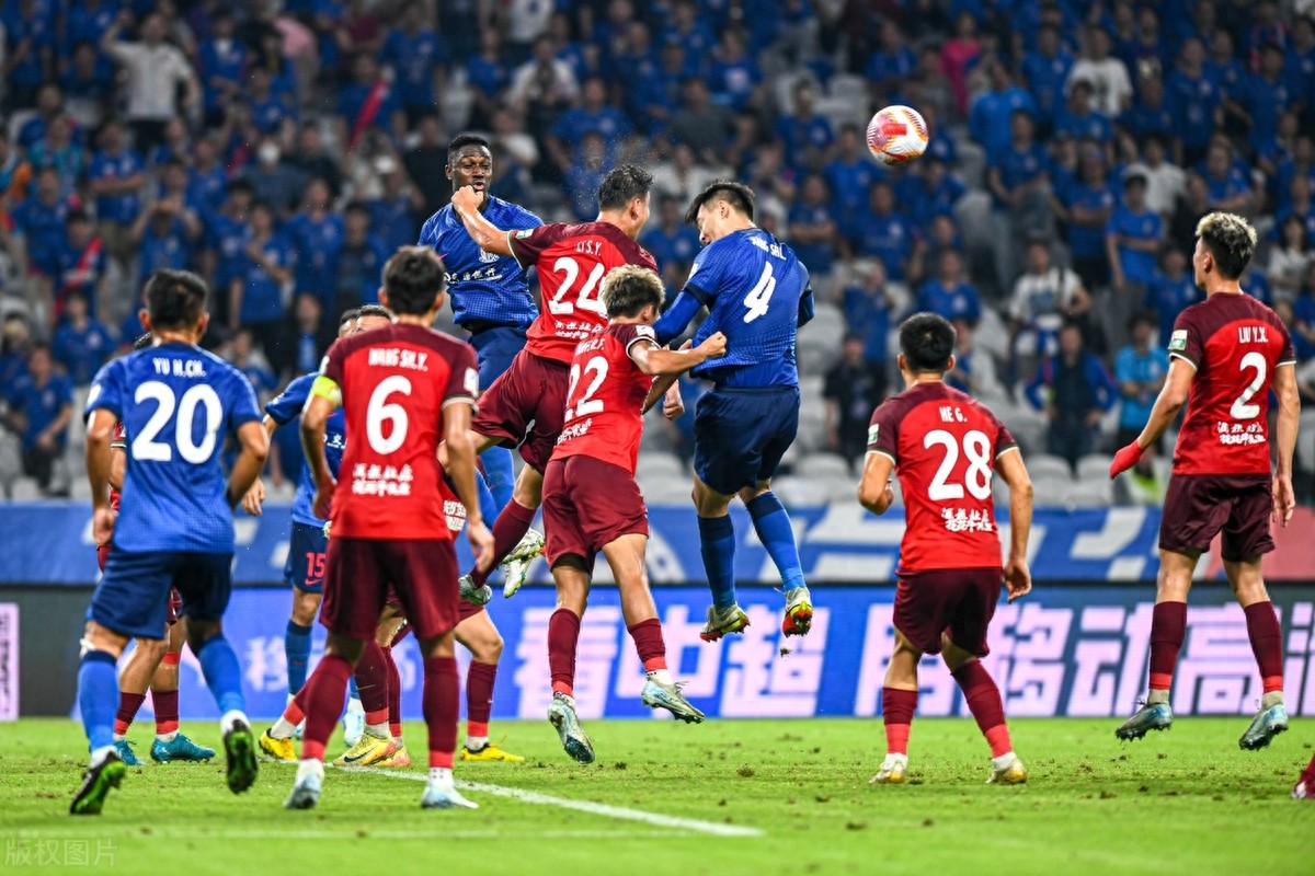 集体进攻威力强大,球队轻松击败对手 集体进攻威力强大,球队轻松击败对手