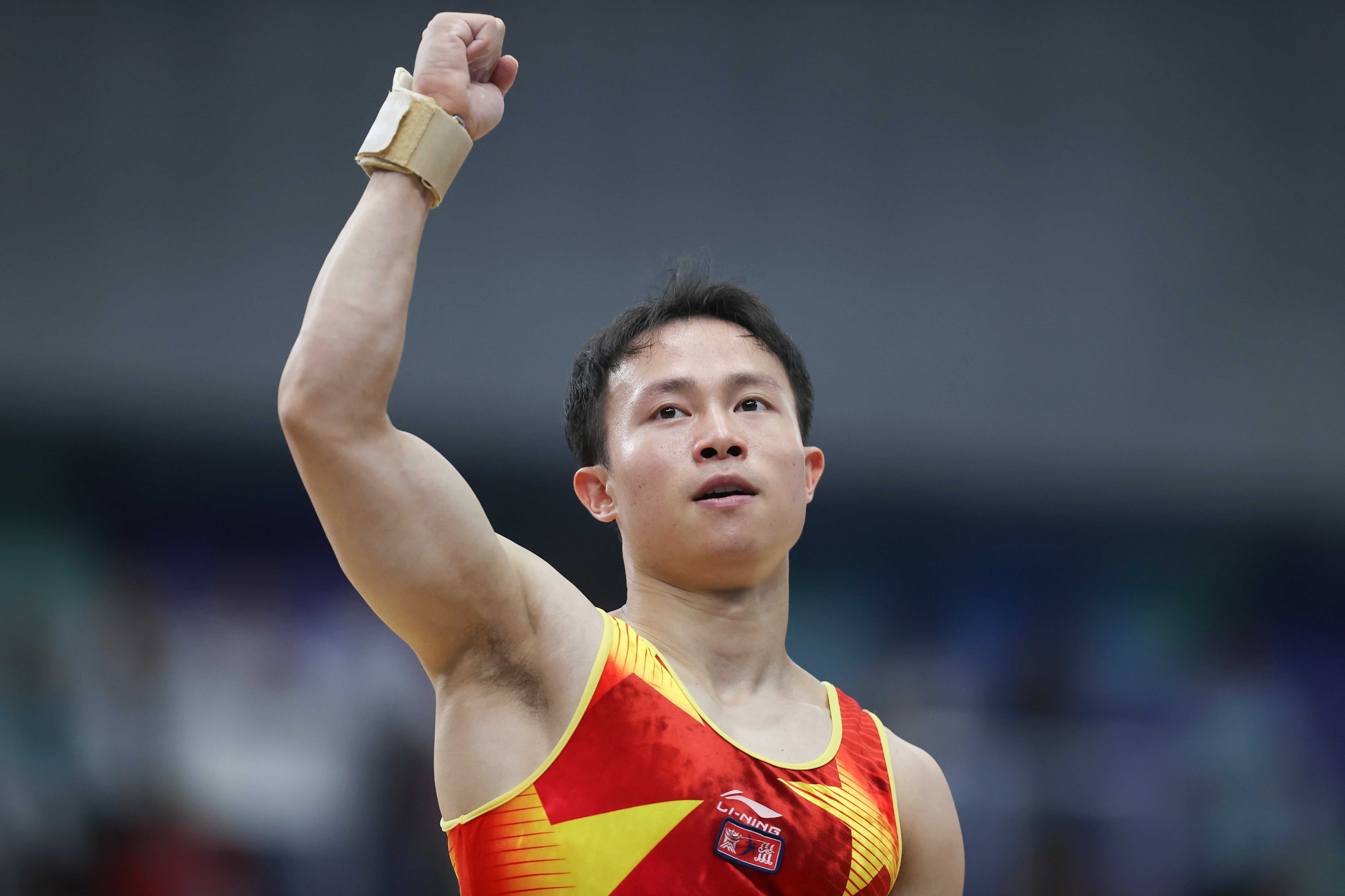 包含男子体操决赛上演“飞天神技”，观众惊叹不已的词条