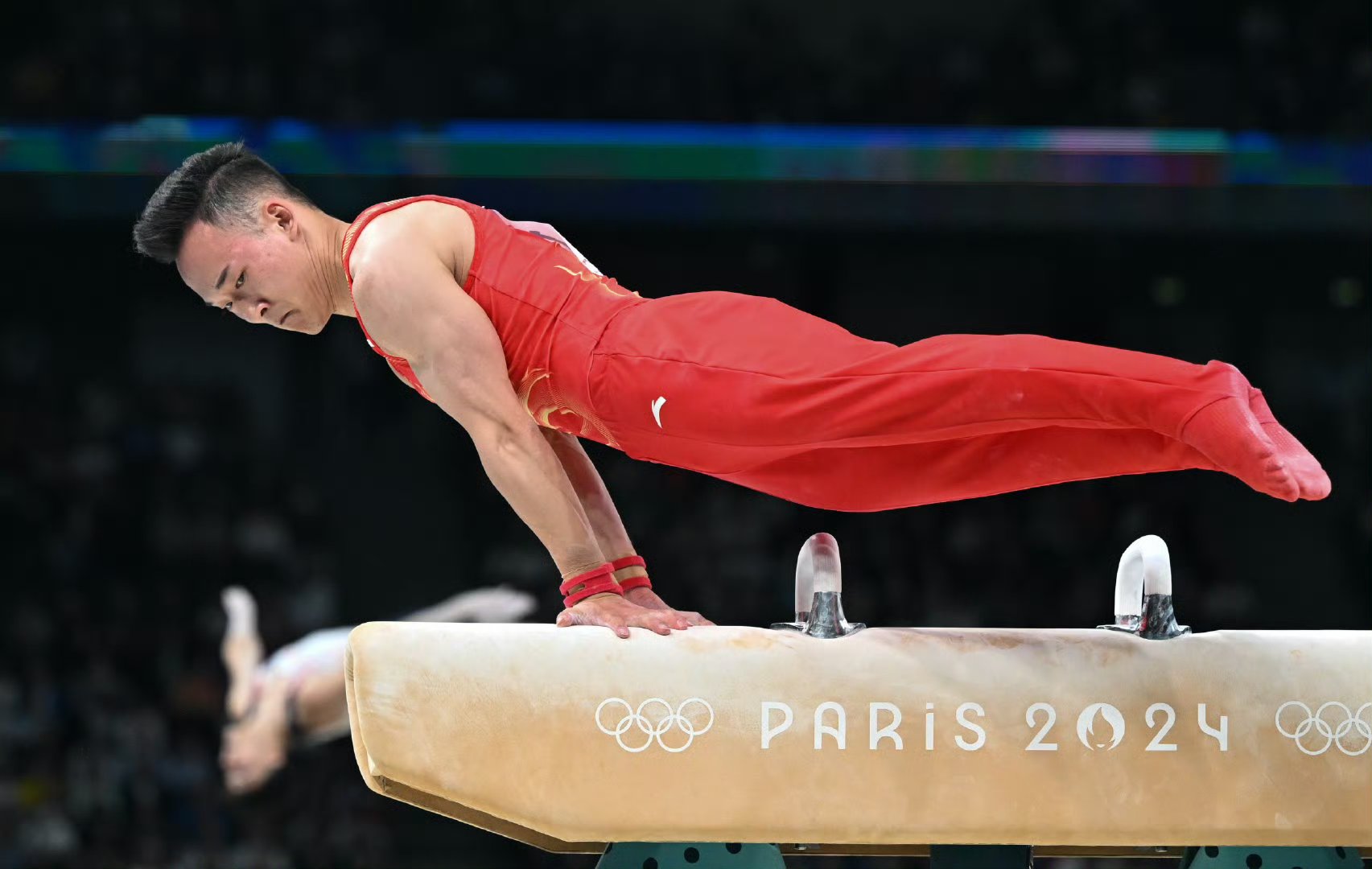 包含男子体操决赛上演“飞天神技”，观众惊叹不已的词条