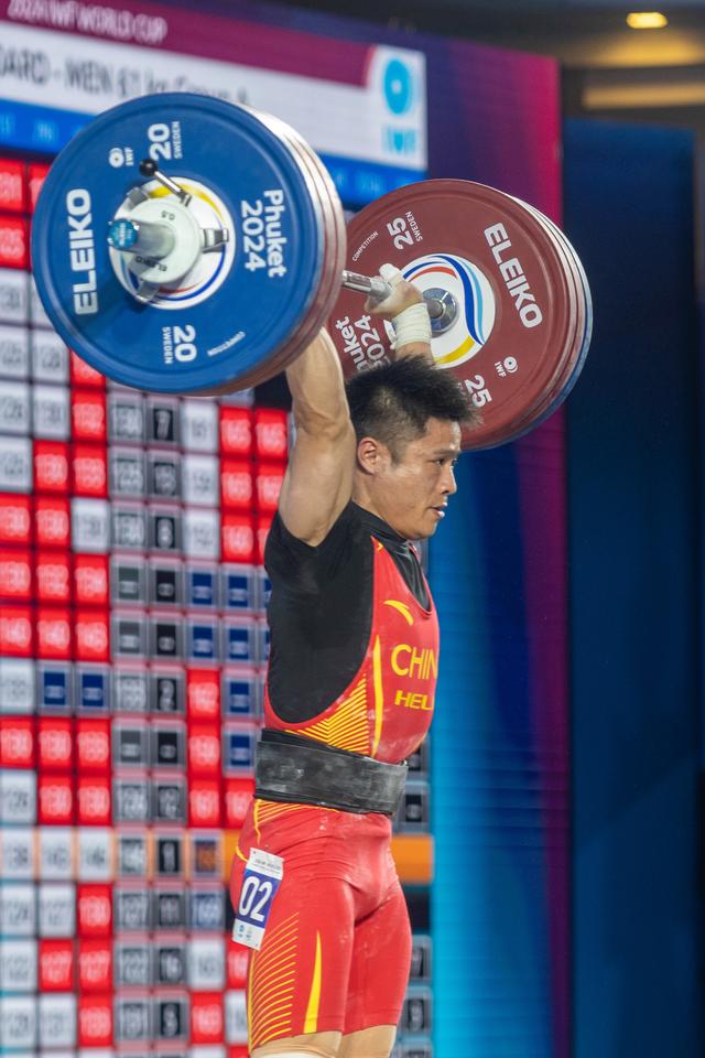 关于举重运动员力拔山兮刷新个人纪录的信息