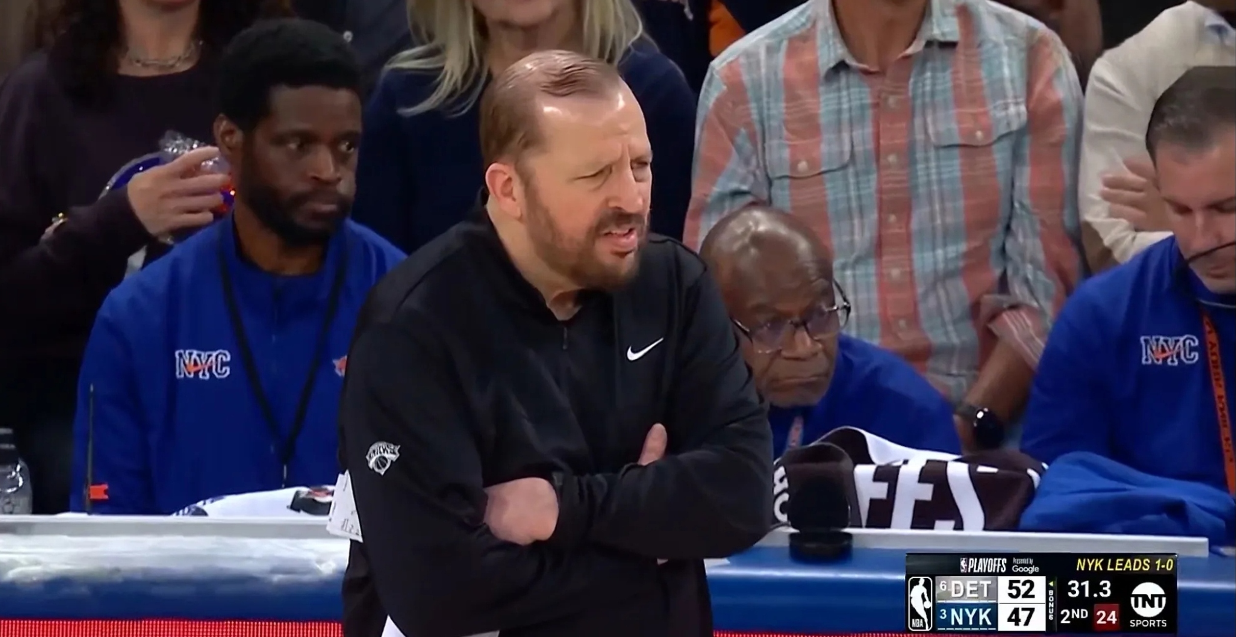 包含人遭尼克斯逆转，西蒙斯独砍分的词条