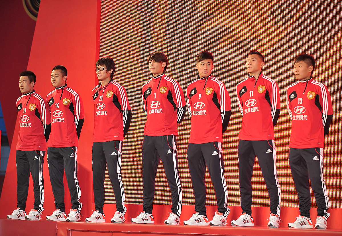 队伍们将在场上拼尽全力，争夺比赛的胜利