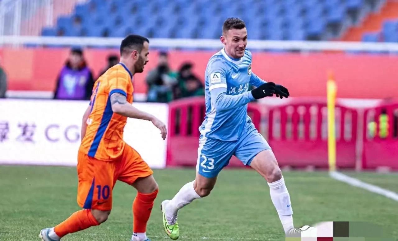 河南建业球员备训备赛，冲刺胜利