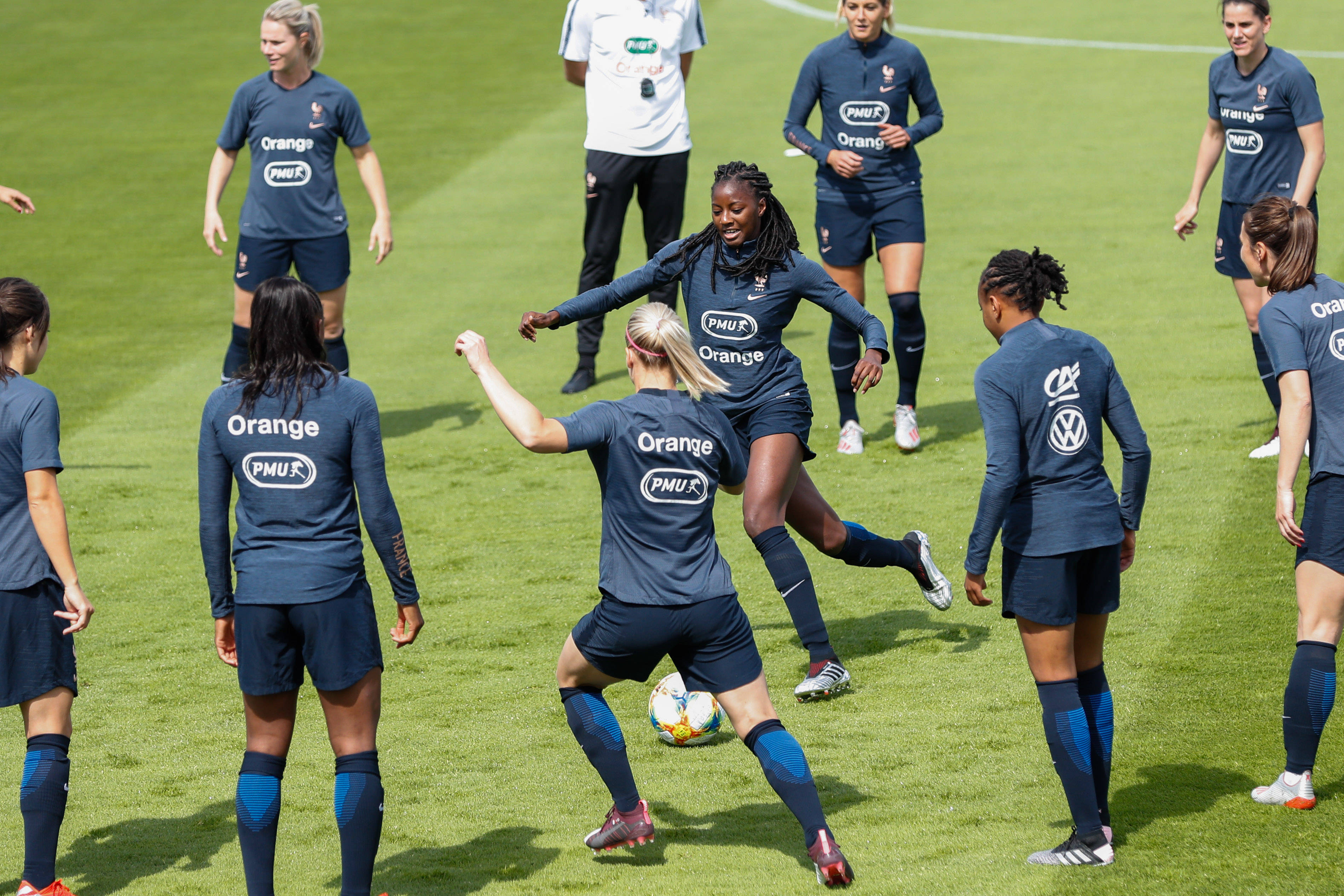 开云体育平台APP-美国女足世界杯赛首轮比赛表现出色，力保小组头名