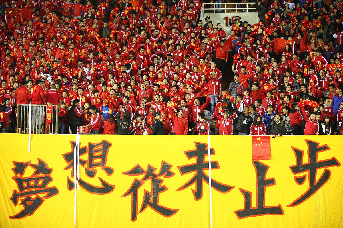 全神贯注!球队热血拼搏争夺胜利 全神贯注!球队热血拼搏争夺胜利