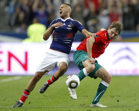 开云下载-欧洲杯预选赛中的激烈比拼引起热议