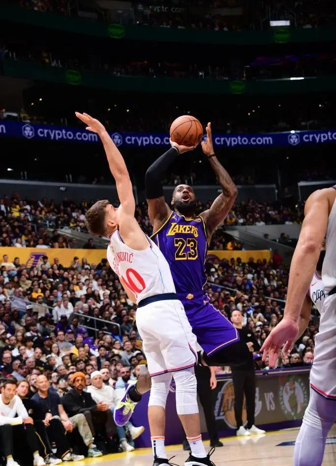 开云体育中国-美国NBA联赛激战连连，球员表现亮眼的简单介绍