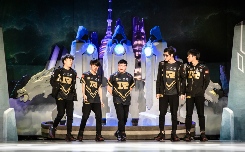 MAD力克C9，Uzi极限生还后反打峡谷大战小组赛，让粉丝疯狂欢呼