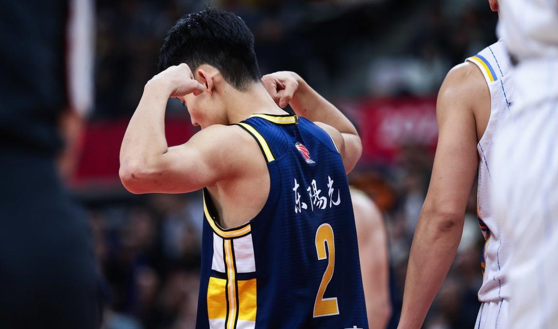 开云体育官方网站-关于气温酷热难挡球队士气，球员倒地不起的信息