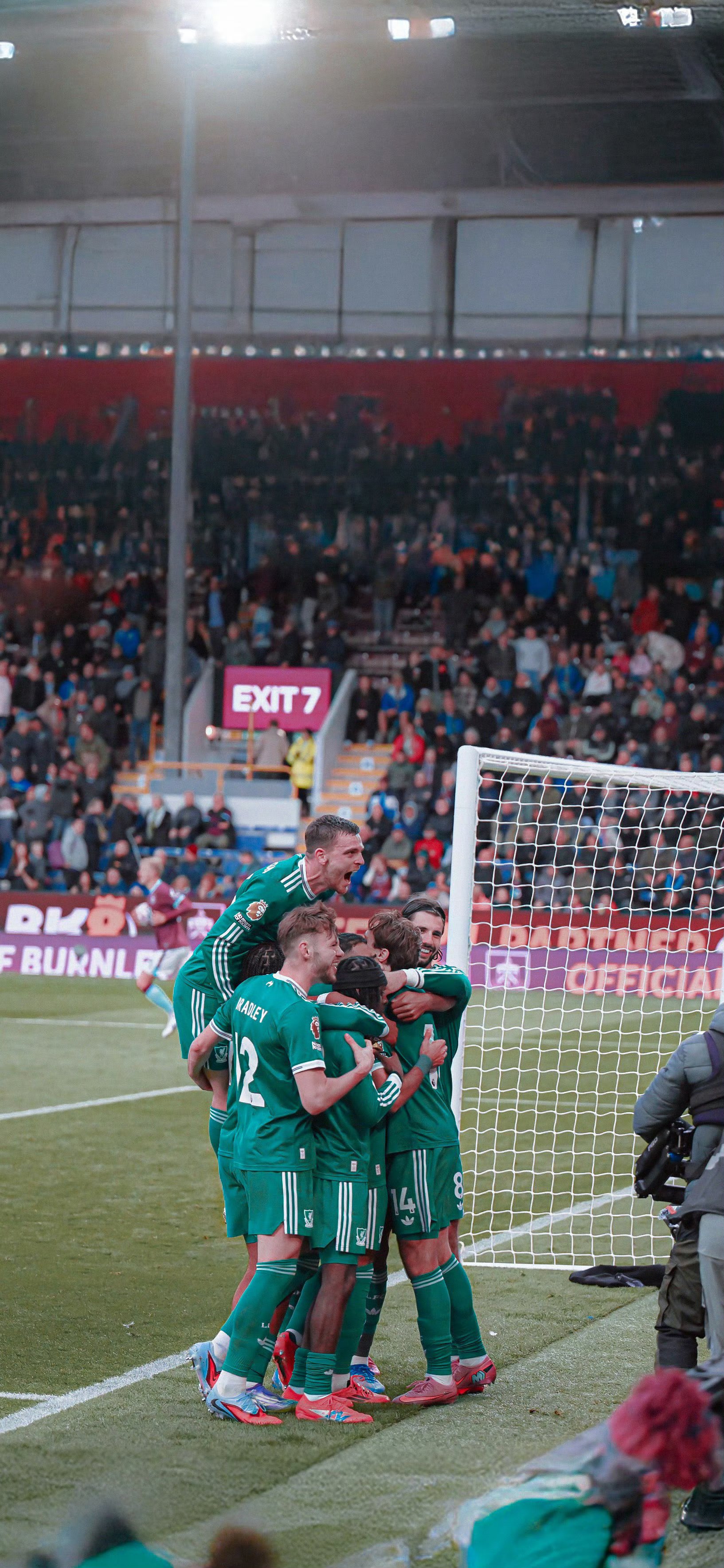 关于气温酷热难挡球队士气，球员倒地不起的信息